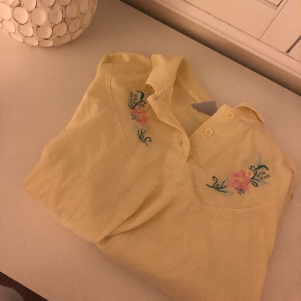 Yellow cropped collar shirt w/ embroidered flowers